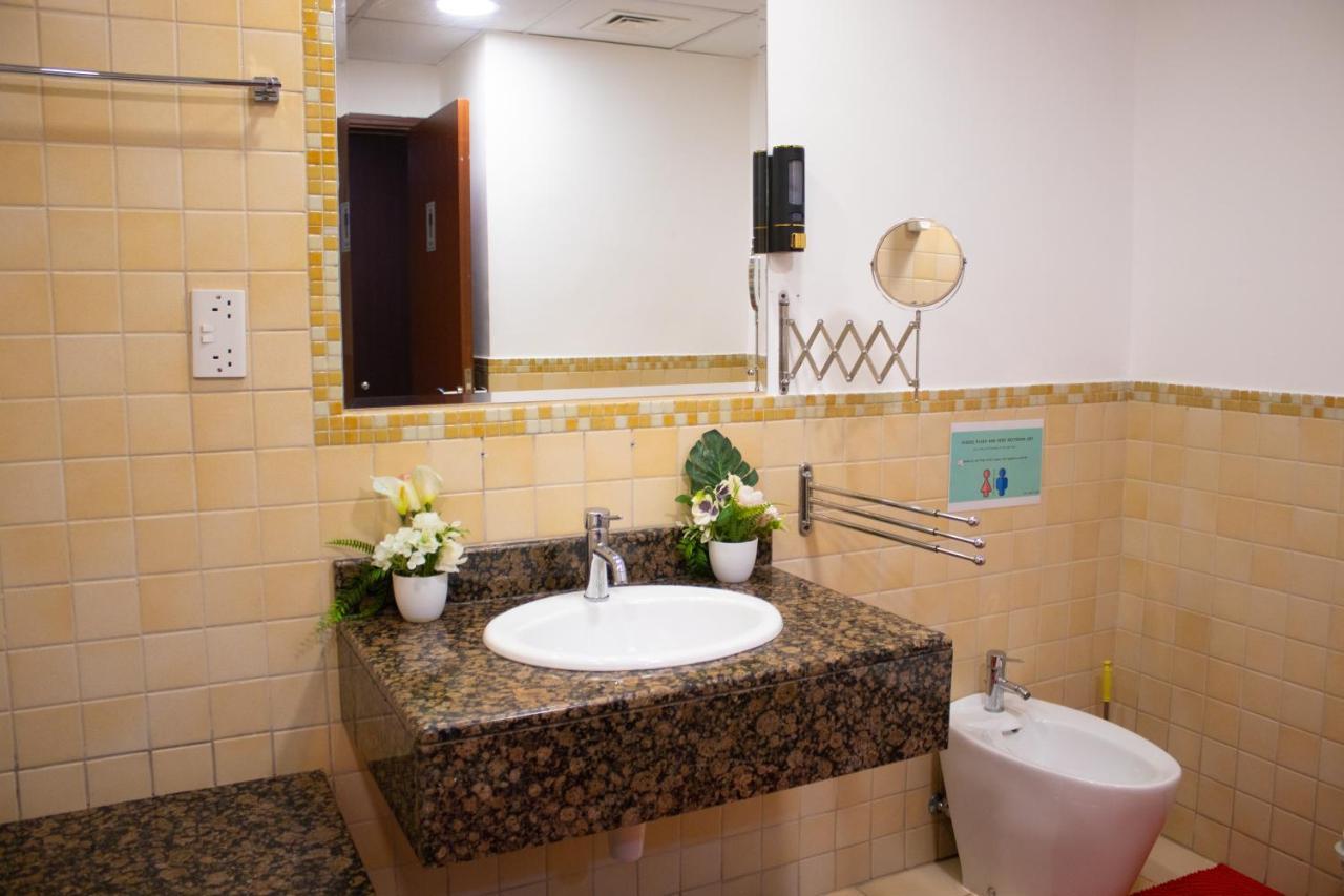 Lunar Hostel 96 Dubai Exterior photo